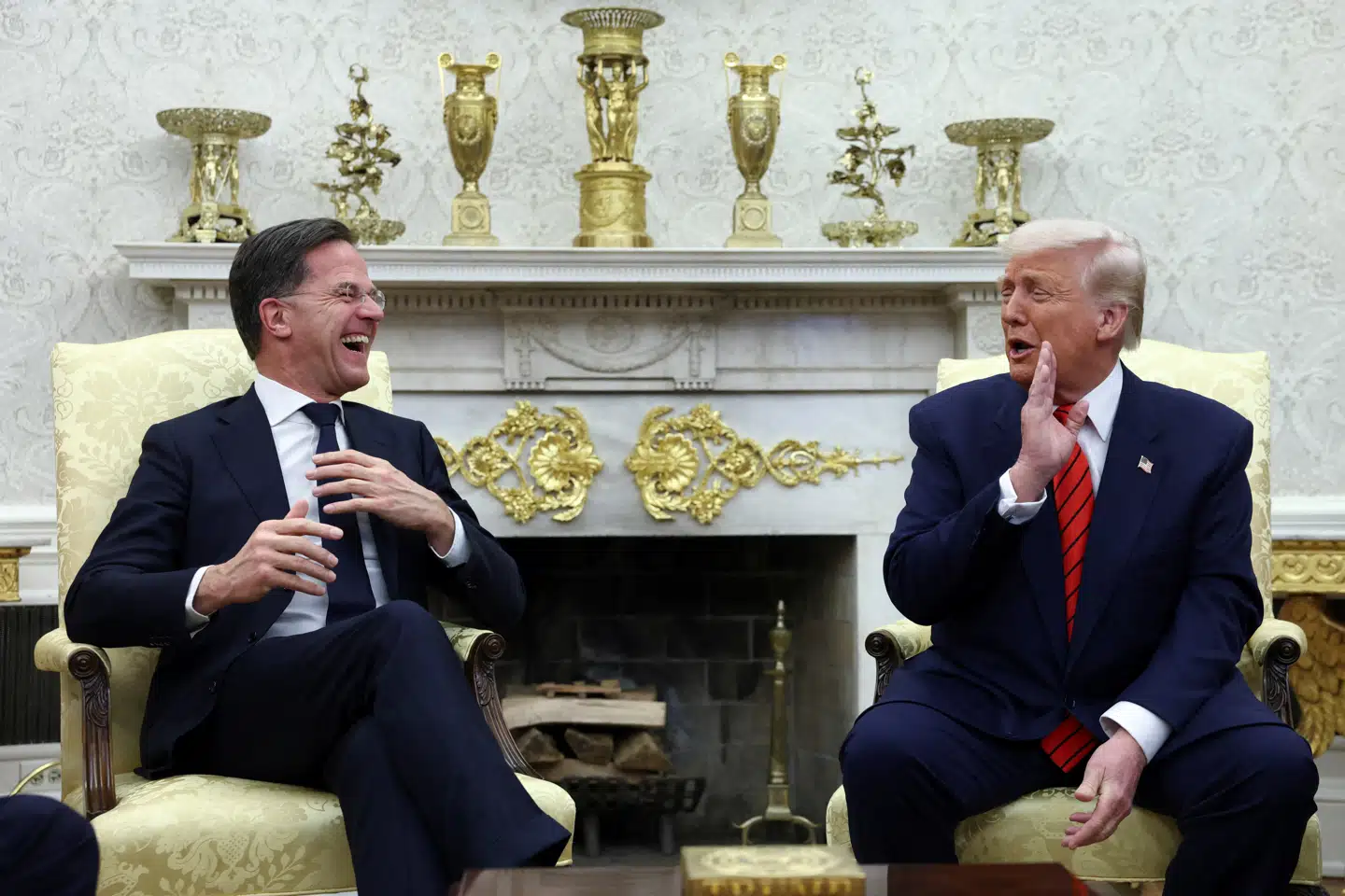 Trumps møde med NATOs generalsekretær, Mark Rutte, endte i en pinlig situation, som Rutte måtte tage med latter og håndbevægelser. REUTERS/Evelyn Hockstein