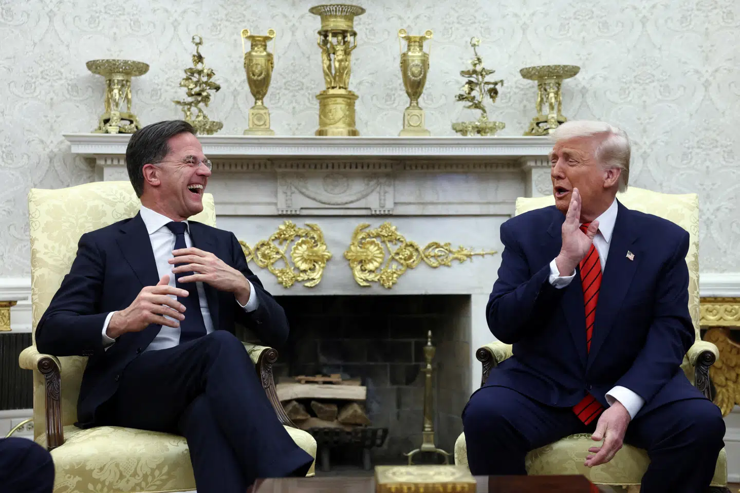 Trumps møde med NATOs generalsekretær, Mark Rutte, endte i en pinlig situation, som Rutte måtte tage med latter og håndbevægelser. REUTERS/Evelyn Hockstein