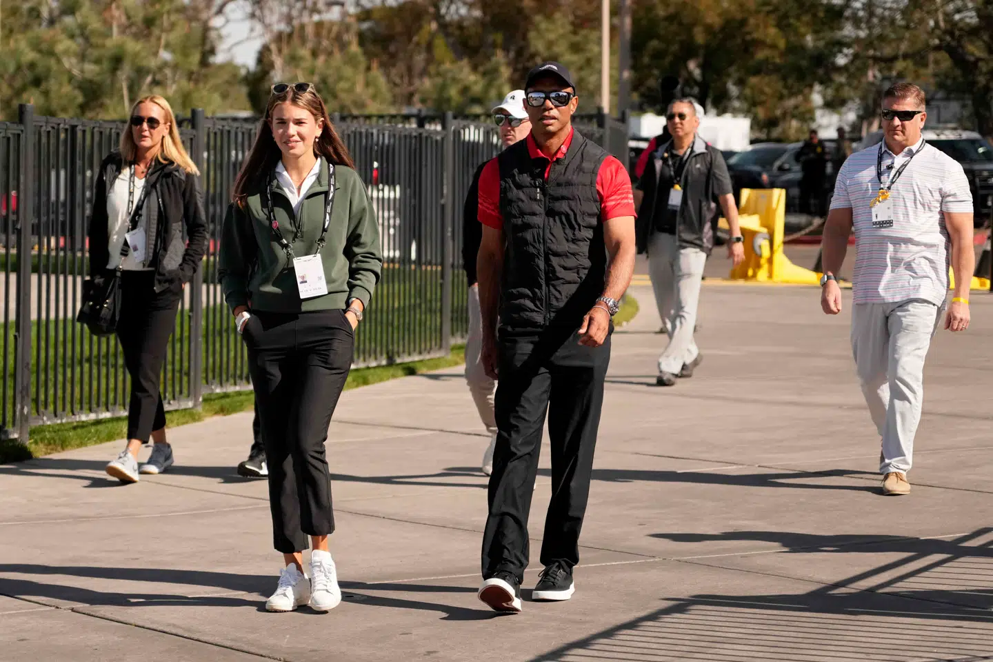 Her ses Tiger Woods ankomme til golfturnerningen The Genesis Invitational ved siden af Kai Trump. Yderste til venstre ses Vanessa Trump.