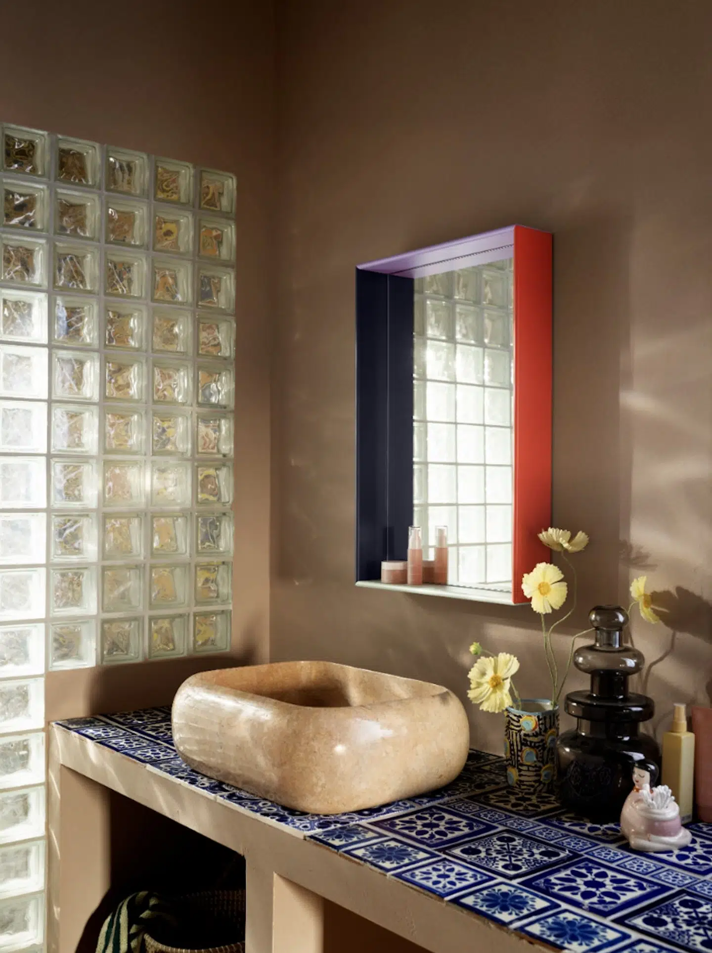 'Shelfie'-spejlet, der er lavet i samarbejde med Sofie Linde og Joakim Ingversen, er i farverne rød, blå, lilla og pastelgul og koster 2.986 kr.