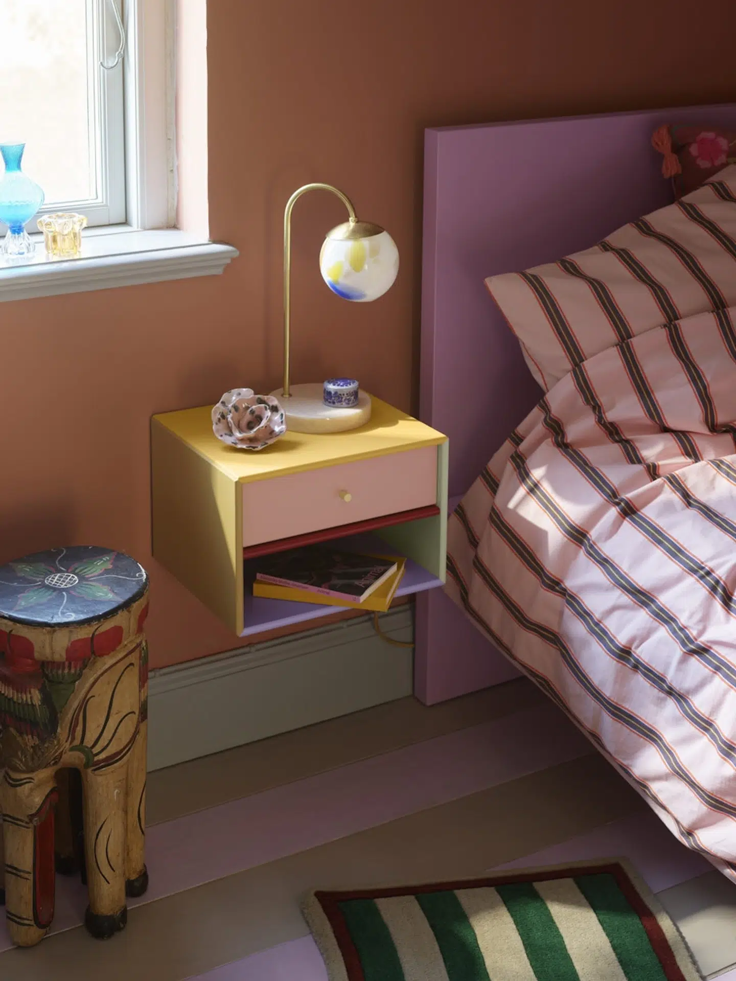 'Dream'-sengebordet, der er sat sammen at hele 6 forskellige farver, kan købes for 4.695 kr.