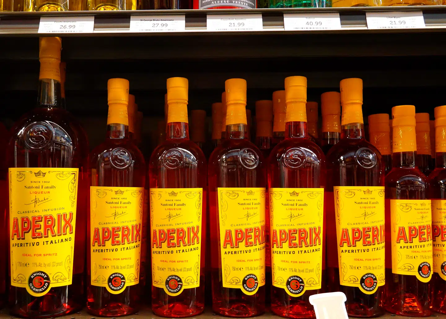 Italiensk Aperix på en butikshylde i Californien – men Donald Trump har senest truet truet EU med told på 200 procent på vin, champagne og alkoholiske drikke, hvis EU ikke fjerner told på whisky