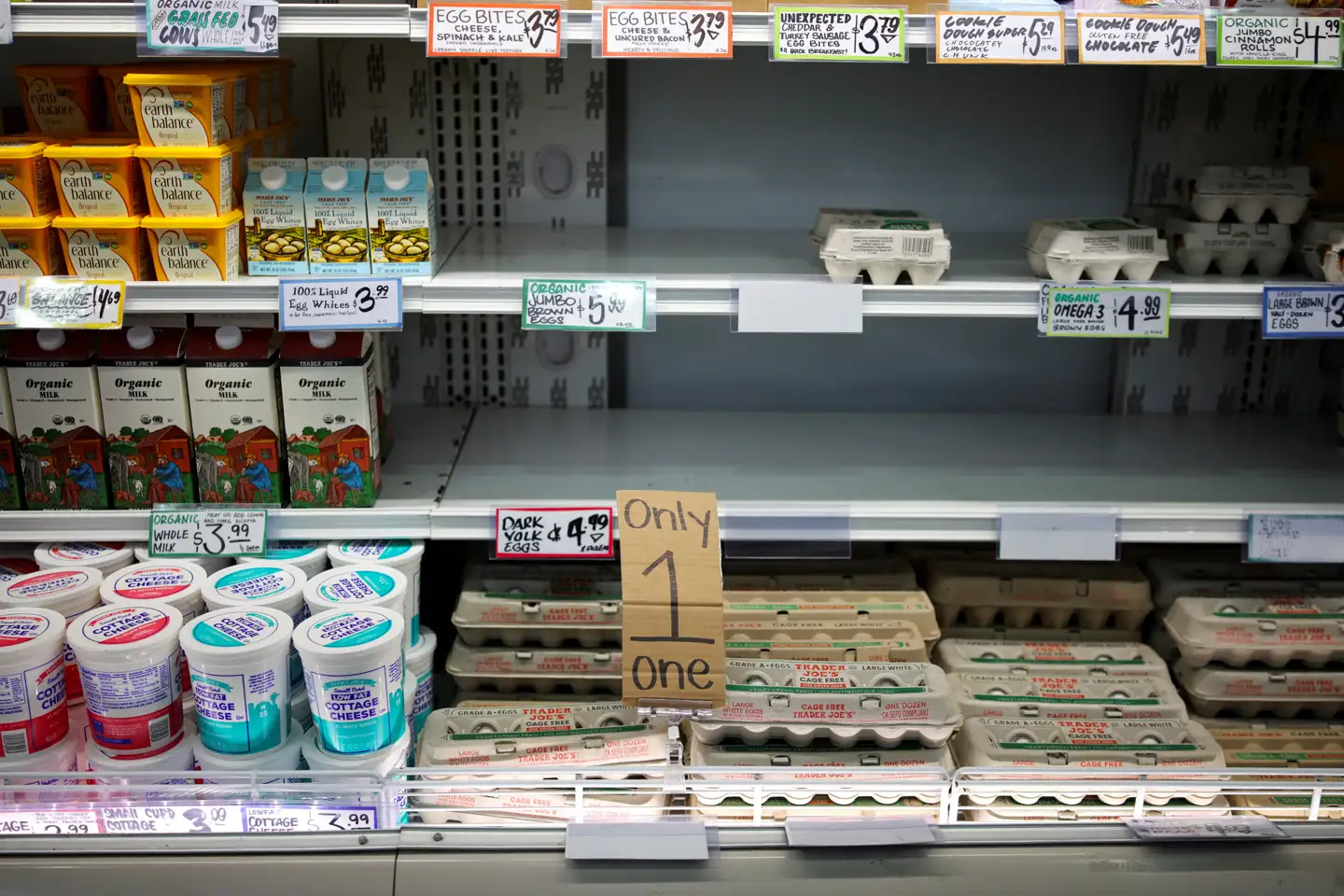 I supermarkedskæden Trader Joe's bliver kunderne mødt af et skilt, der tydeligt indikerer, hvor mange bakker æg man må tage pr. kunde.