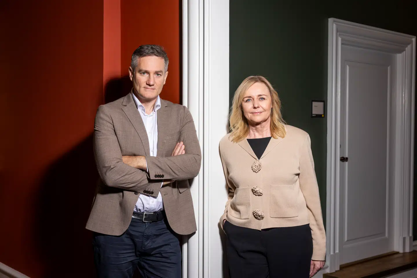 De Konservatives forsvarsordfører, Rasmus Jarlov, og partiformand, Mona Juul, afviser, at deres forslag bryder med den danske model. Men det er lige præcis det, det gør, mener ekspert.