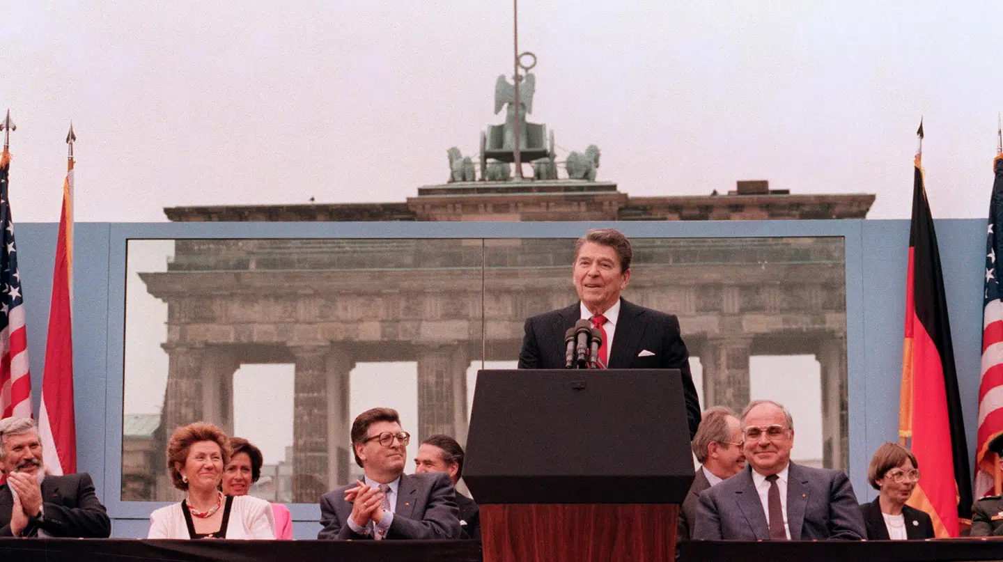 Ronald Reagan var USAs præsident fra 1981 til 1989. Her ses han under sit berømte besøg i Berlin, hvor han bad den sovjetiske leder Mikhail Gorbatjov om at fjerne Berlinmuren.