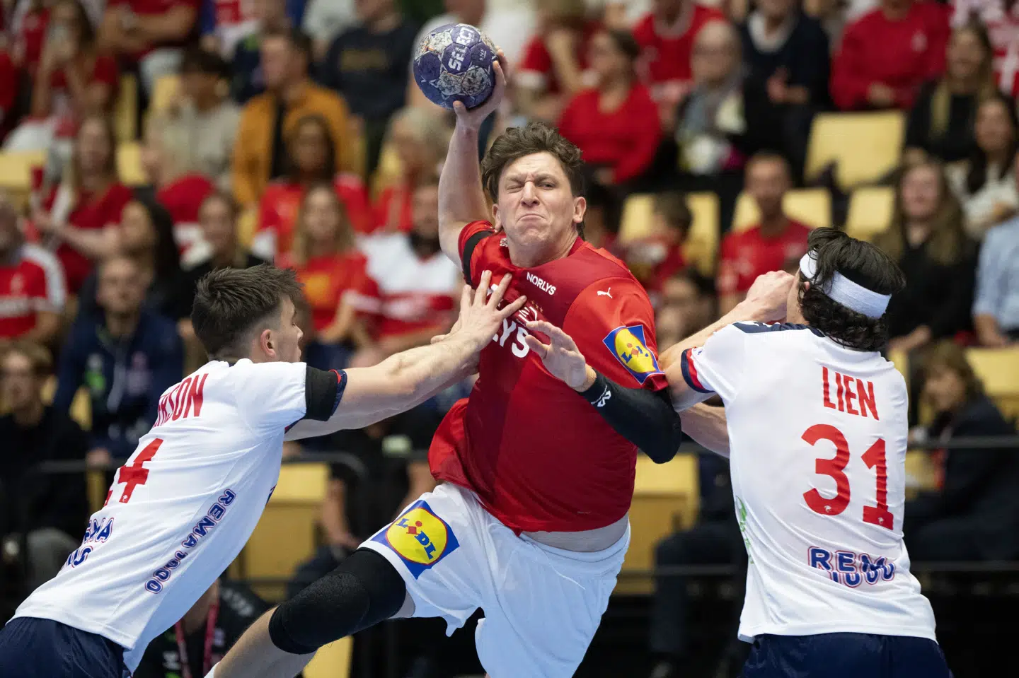 Lasse Møller er tilbage på landsholdet, efter at han blev frasorteret til VM. Her ses han i kamp mod Norge i efteråret. (Arkivfoto).
