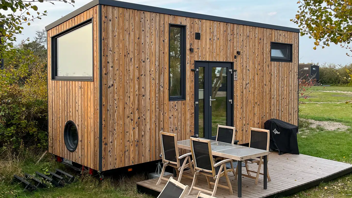 Plads er der ikke så meget af i de minimalistiske feriehuse på den sønderjyske halvø Kegnæs. Til gengæld er der både wifi, TV og klimaanlæg og alle andre moderne fornødenheder.