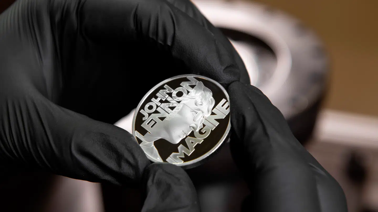 Portrættet på mønten er taget i 1974 af Bob Gruen i New York.