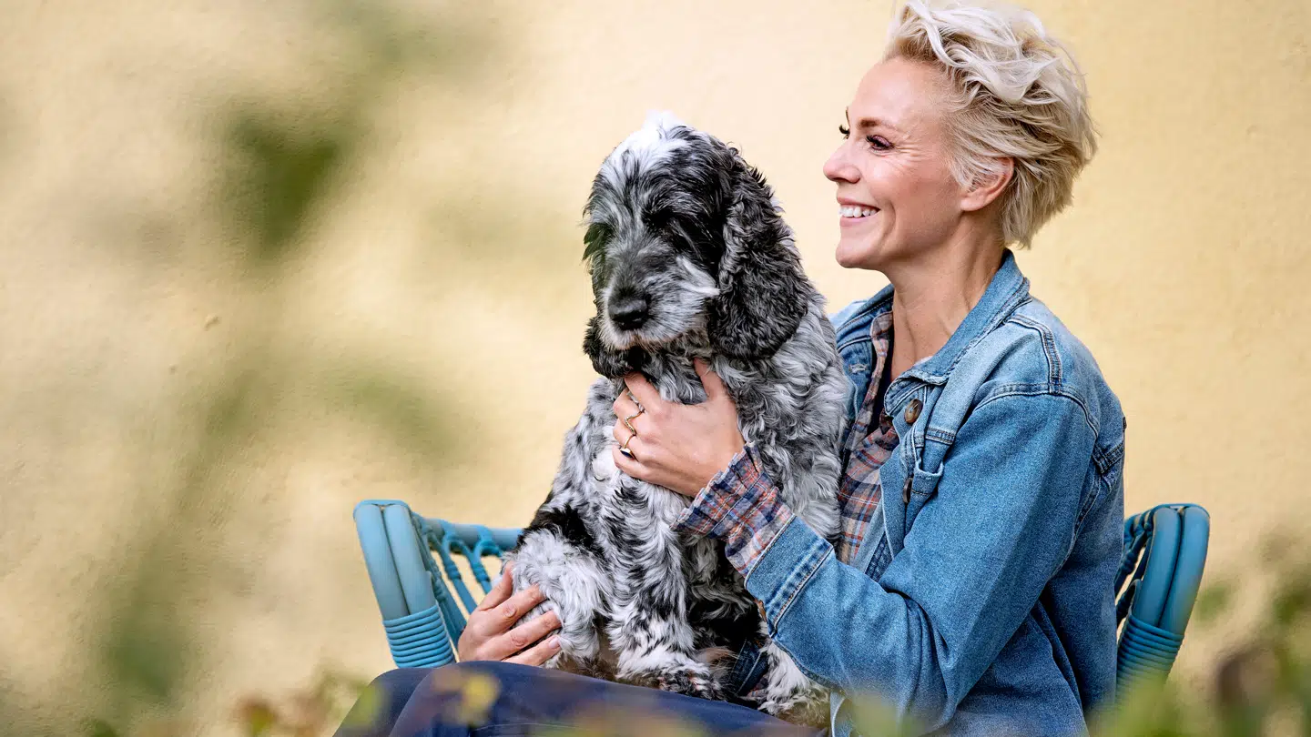 Familien sørger nu over hundens død.