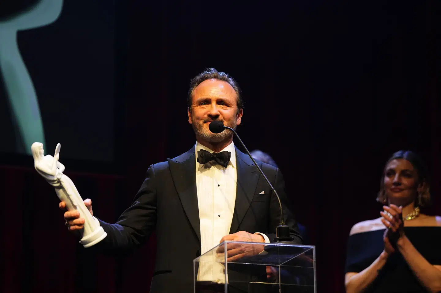 Lars Ranthe vandt den kønsneutrale pris for Bedste Birolle for sin præstation i "Fuld af kærlighed", Han var også med til at vinde Bedste Ensemble sammen med resten af castet i filmen.