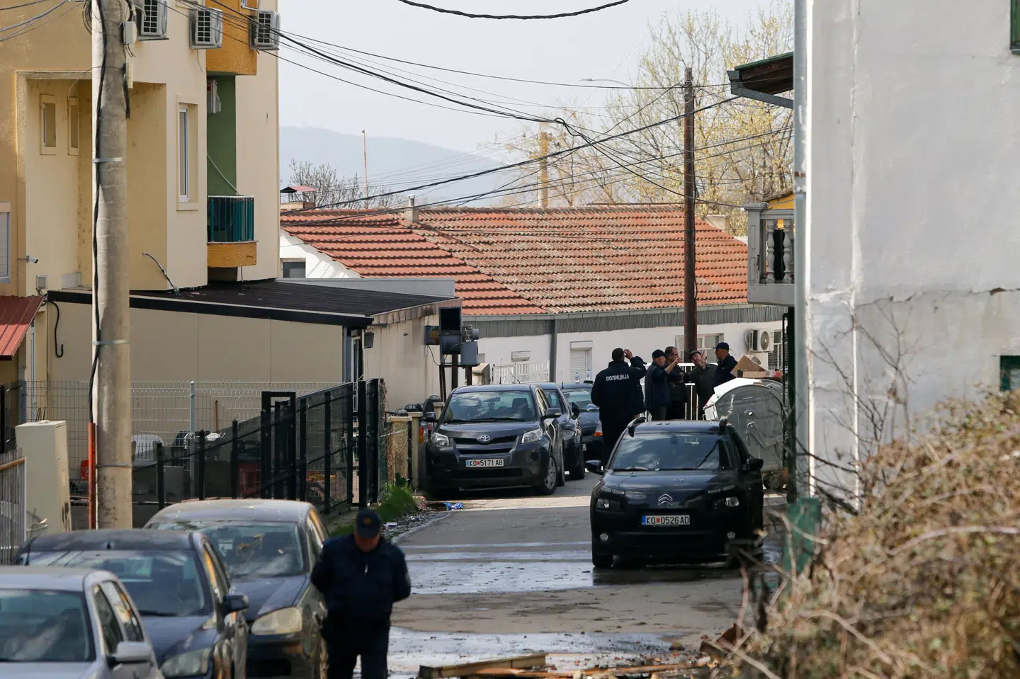 Redningshold er til stede ved natklubben i Kocani i Nordmakedonien, hvor branden udbrød.