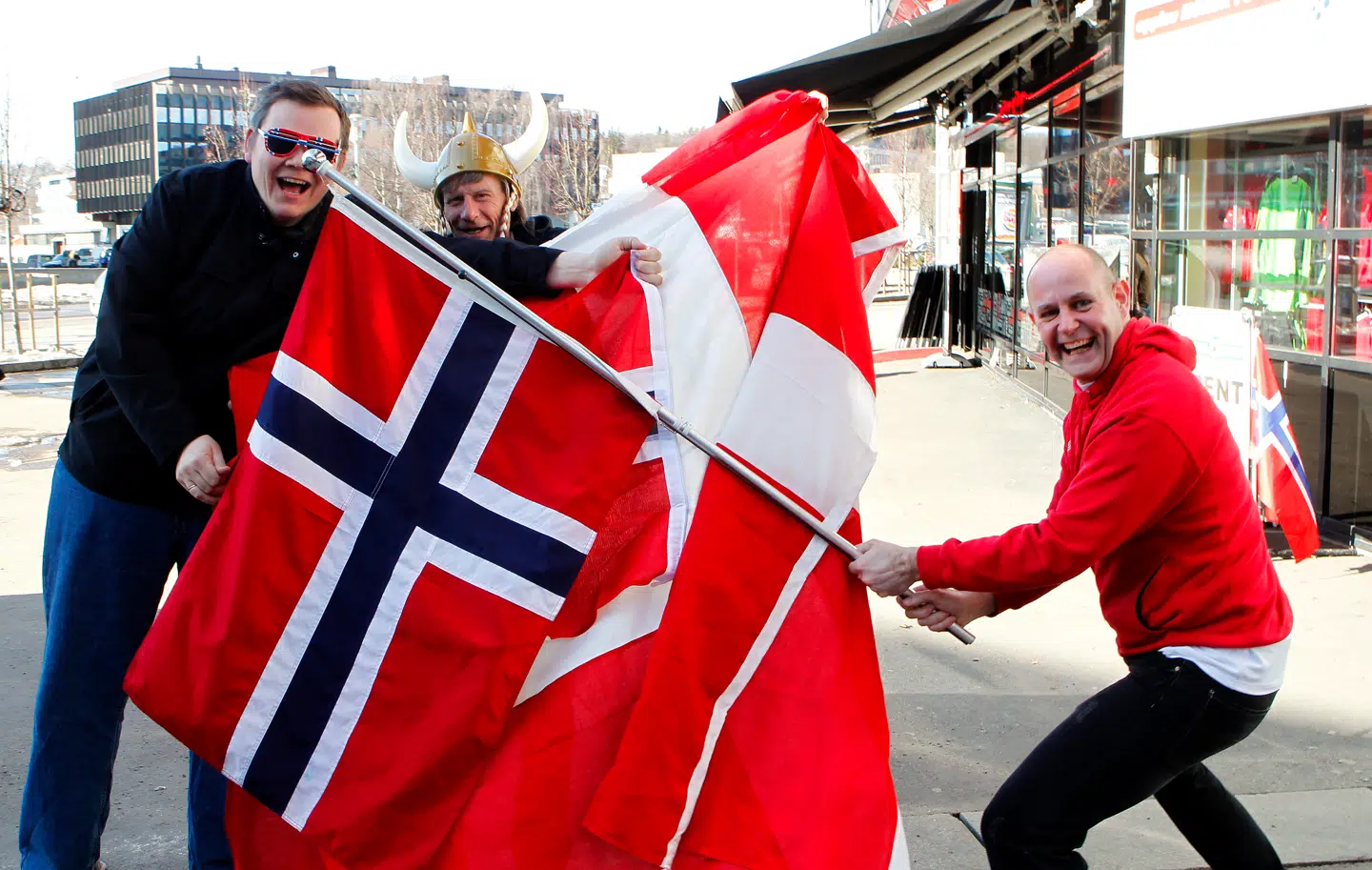 (Arkiv) Forud for fodboldkampen Norge-Danmark i Oslo indtager danskerne Oslo 2011. Det danske flag er størst. Her Peter Bresemann og Lars Olav Karlsen (Til venstre) samt Oliver Ziller.