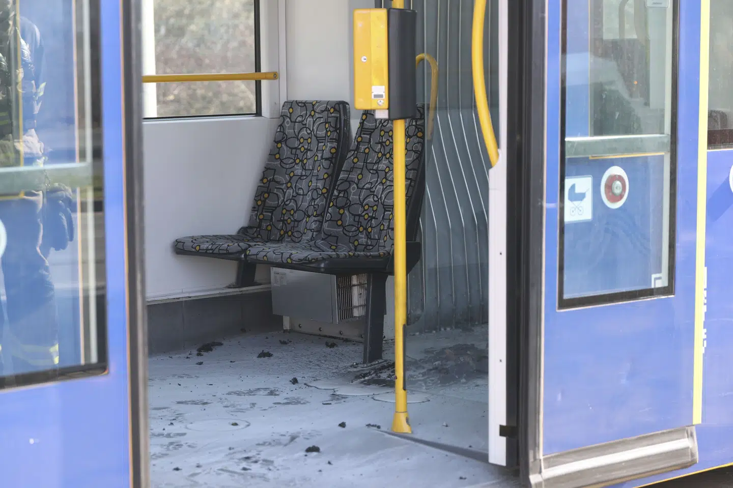 Billeder viser den sporvogn, hvor en 46-årig mand søndag satte ild til en kvinde i den østtyske by Gera.