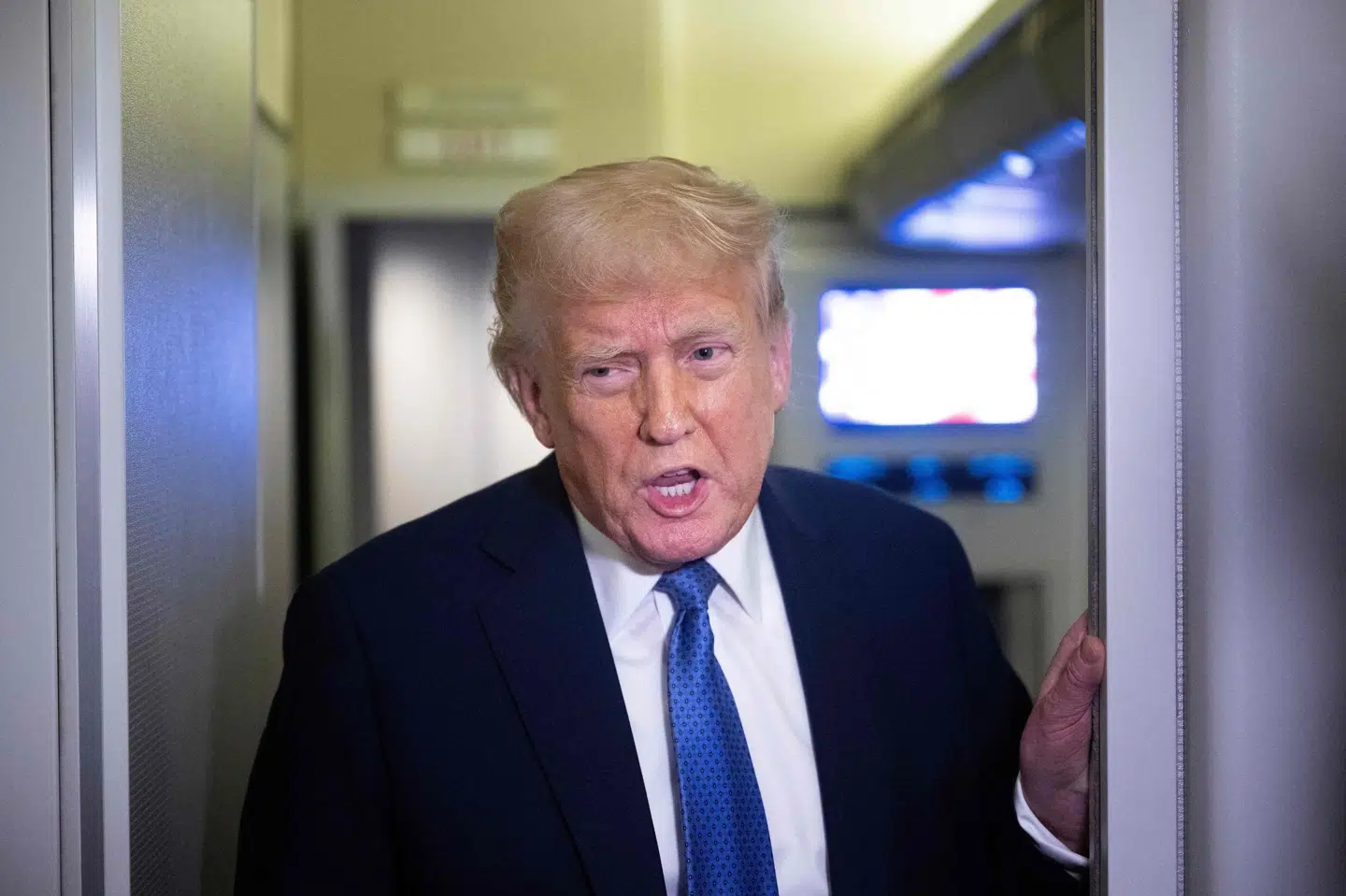 Trump udtaler sig tidligt mandag morgen dansk tid til journalister om bord på Air Force One. Her siger han blandt andet, at han tirsdag muligvis vil melde noget nyt ud om drøftelser vedrørende Rusland og Ukraine.