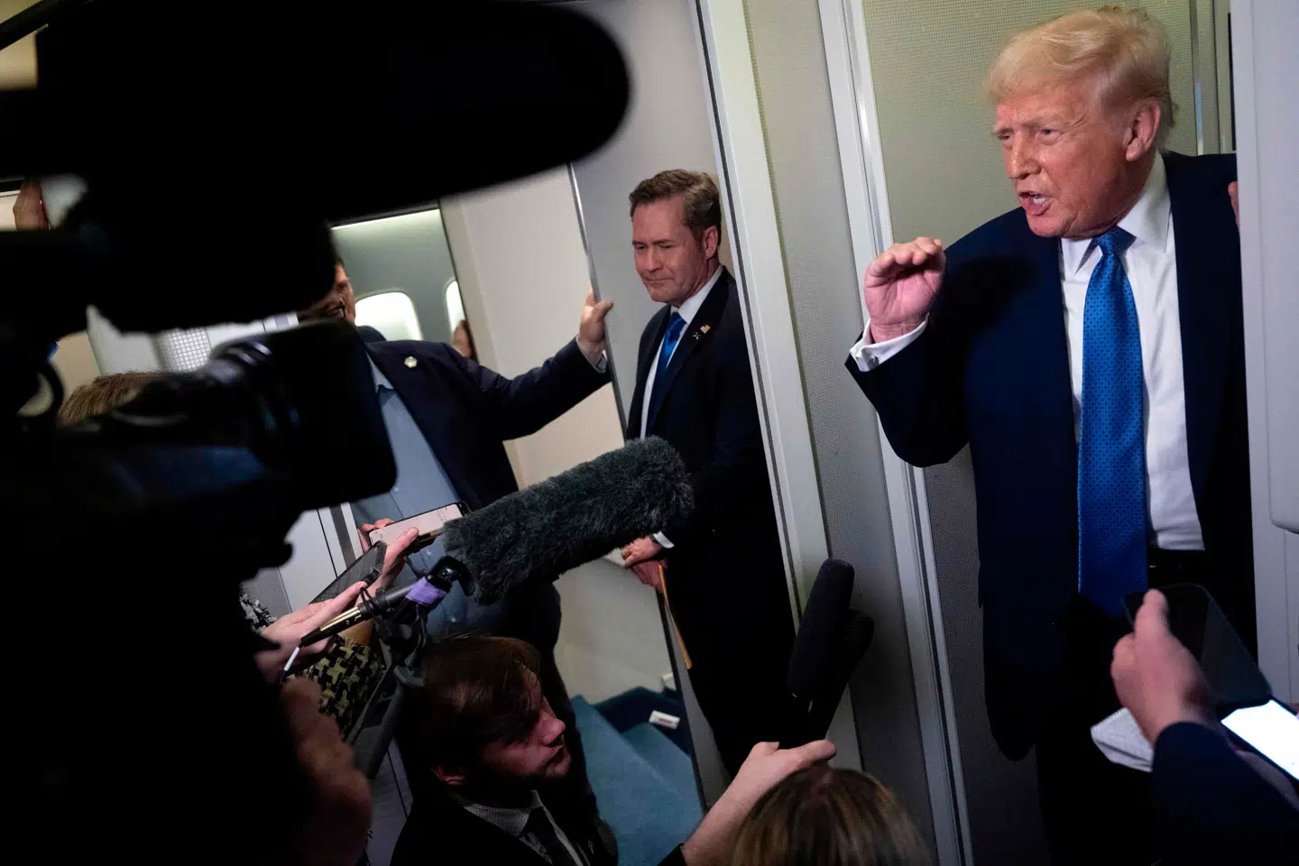 Den amerikanske præsident, Donald Trump, ses her tale med journalister om bord på Air Force One den 16. marts.