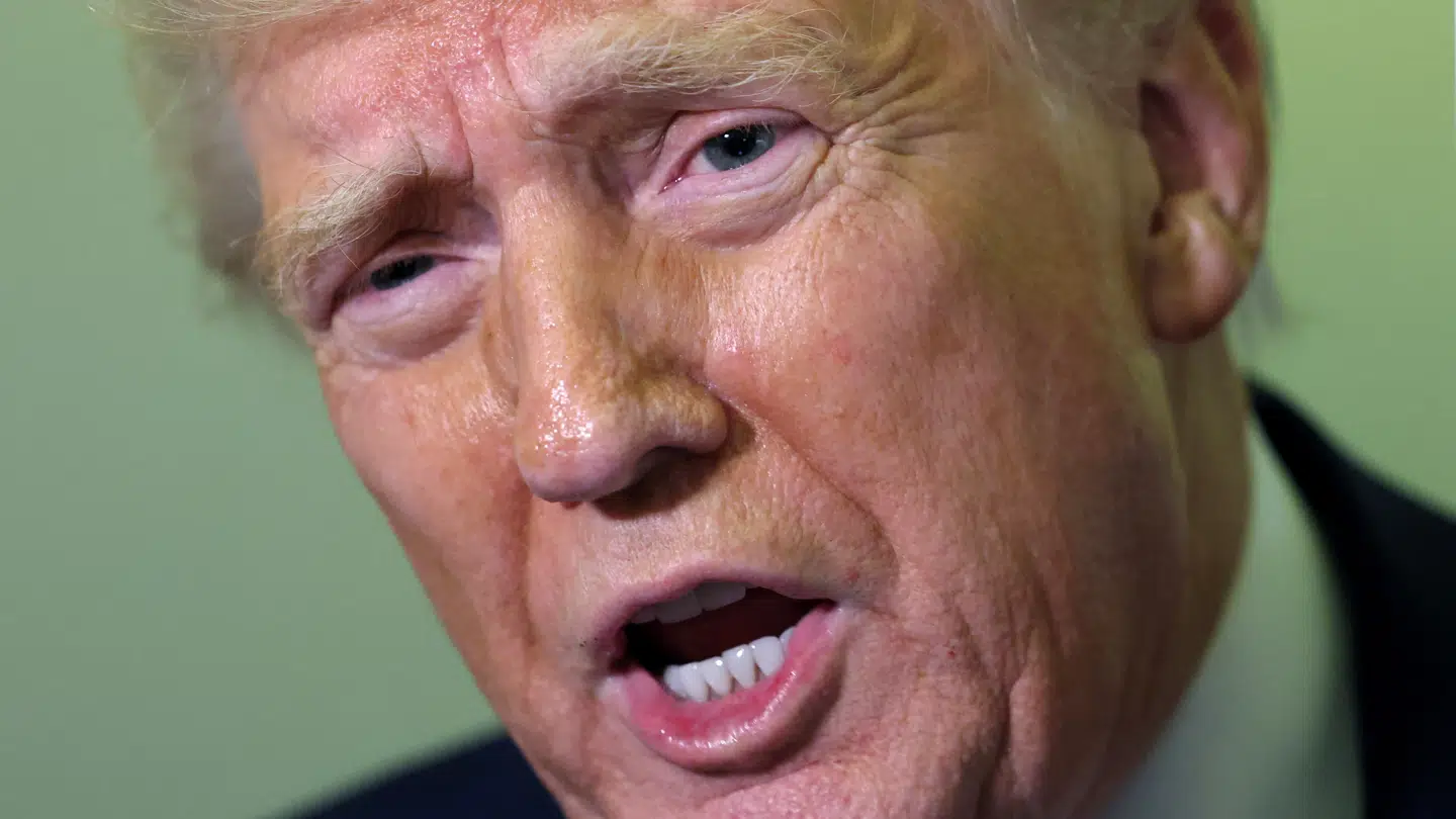 Den amerikanske præsident, Donald Trump, ses her tale med journalister om bord på Air Force One den 16. marts.