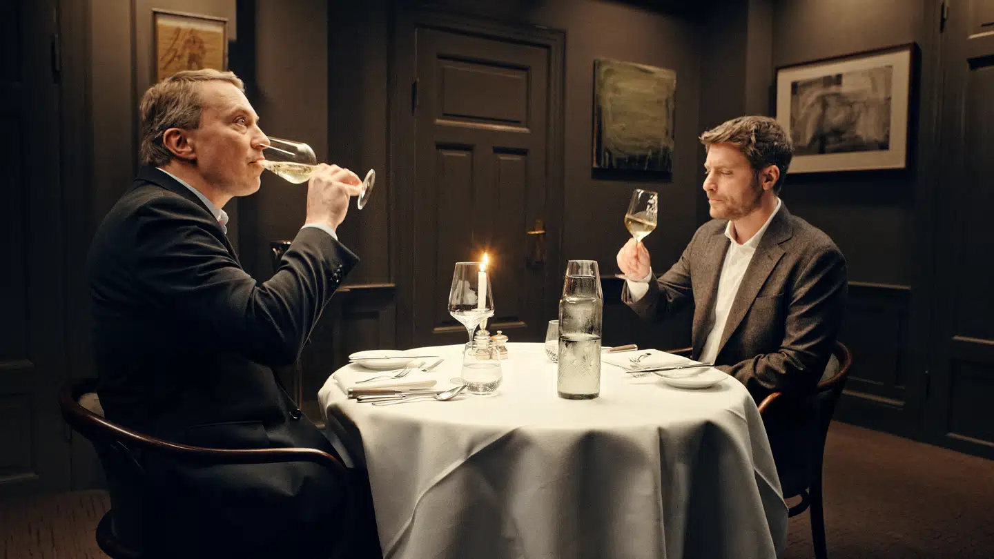 I første afsnit af »Middag med magten« på DR er Morten Messerschmidt inviteret til god middag med god vin.