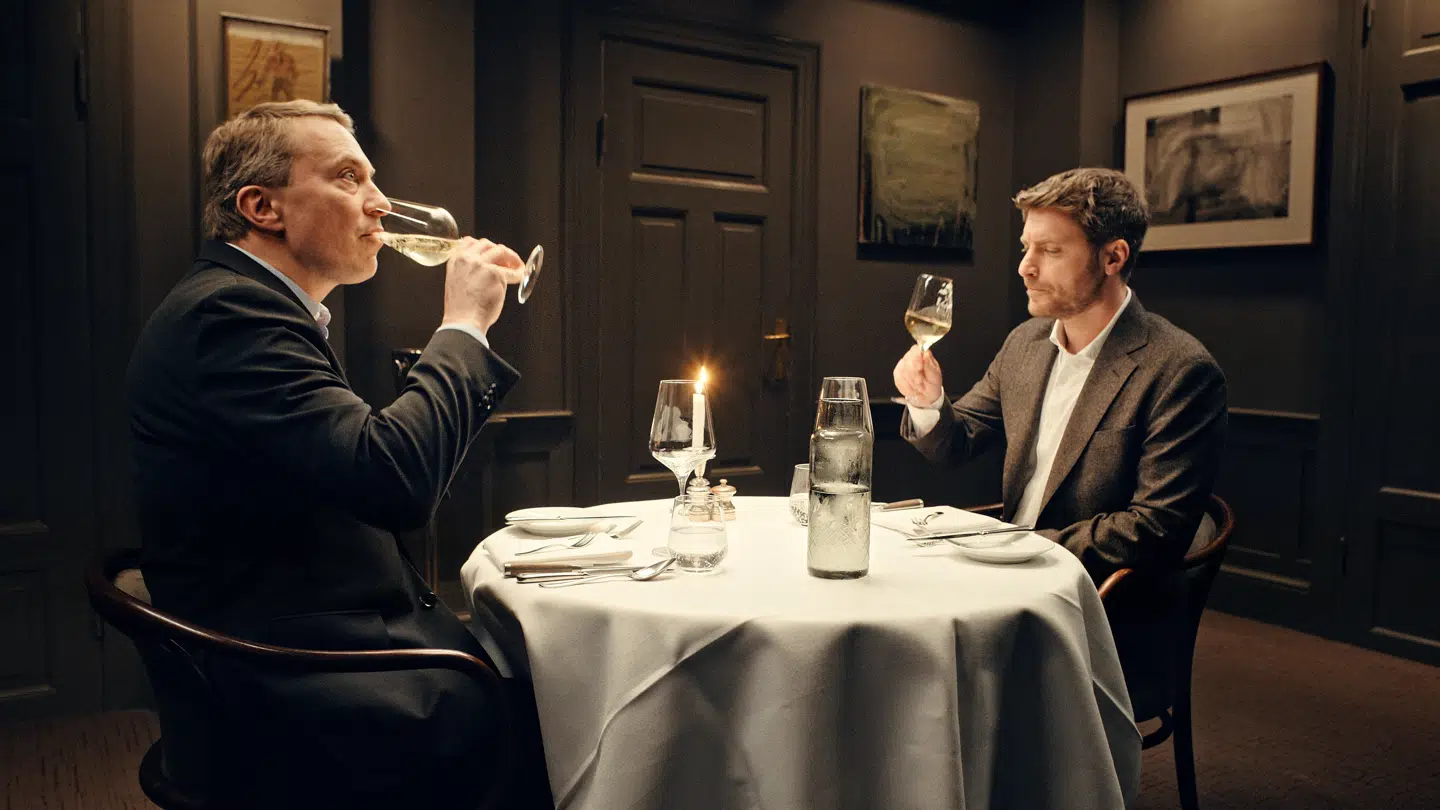 I første afsnit af »Middag med magten« på DR er Morten Messerschmidt inviteret til god middag med god vin.