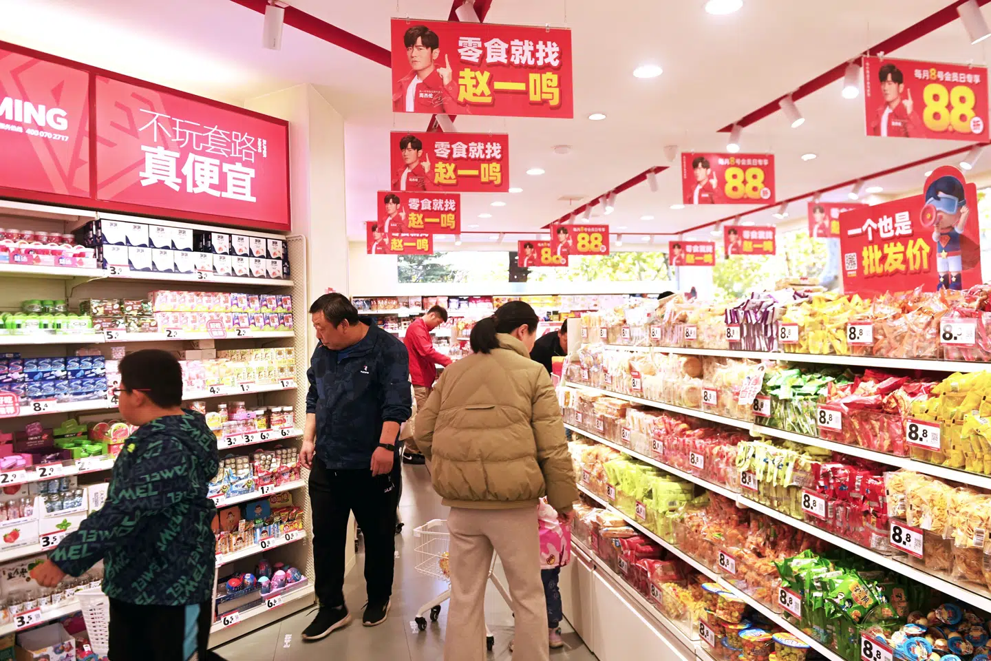 De kinesiske forbrugere er nøglen til at få mere gang i den kinesiske økonomi. De har længe holdt sig tilbage på grund af den økonomiske usikkerhed.