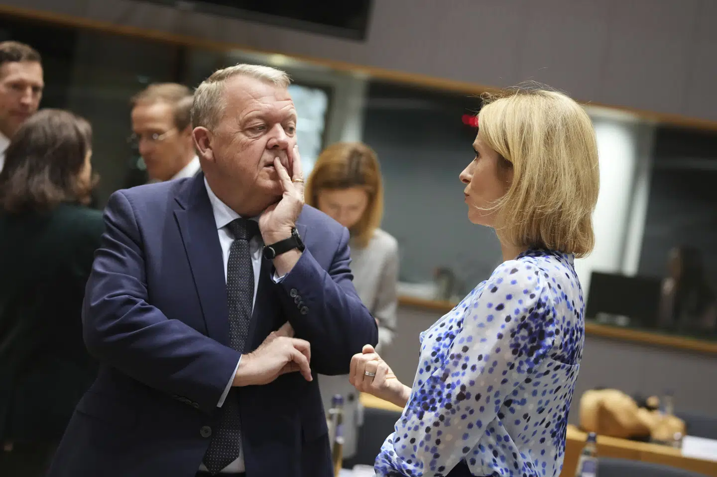 Udenrigsminister Lars Løkke Rasmussen (M) fik lejlighed til at tale med EU's udenrigschef, Kaja Kallas, under mandagens udenrigsministermøde i Bruxelles. Her er forholdet til USA en del af dagsordenen efter Trumps beslutning om at indføre told på stål og aluminium.
