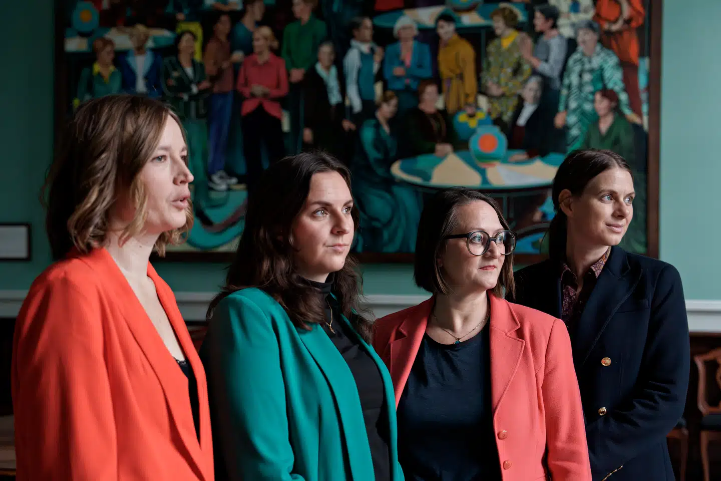 Den tværpolitiske alliance for kvinders sundhed stod bag arrangementet, der nu er endt som midtpunkt i en hidsig debat. Alliancen består af Anne Sophie Callesen (R), Monika Rubin (M), Camilla Fabricius (S) og Marianne Lynghøj (V). Under arrangementet blev influenceren Julie-Elsebeth Johannesen Krog bedt om at forlade lokalet med sin baby, Lotte, af en af landets fremtrædende iværksættere – men må man det?