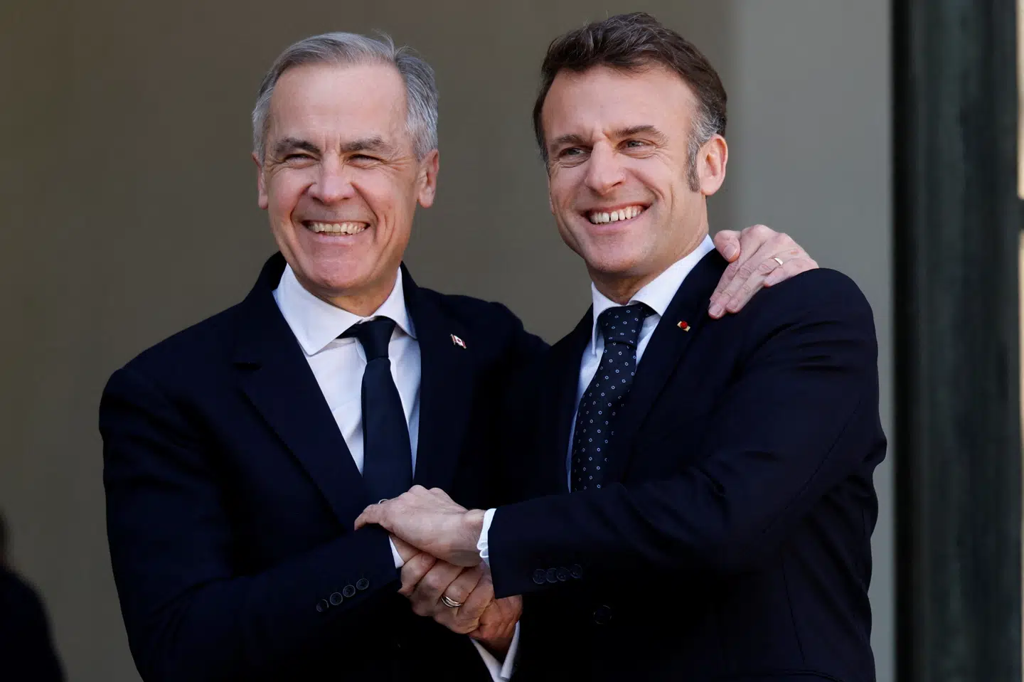 Frankrigs præsident, Emmanuel Macron, byder den canadiske premierminister, Mark Carney, velkommen i Paris.