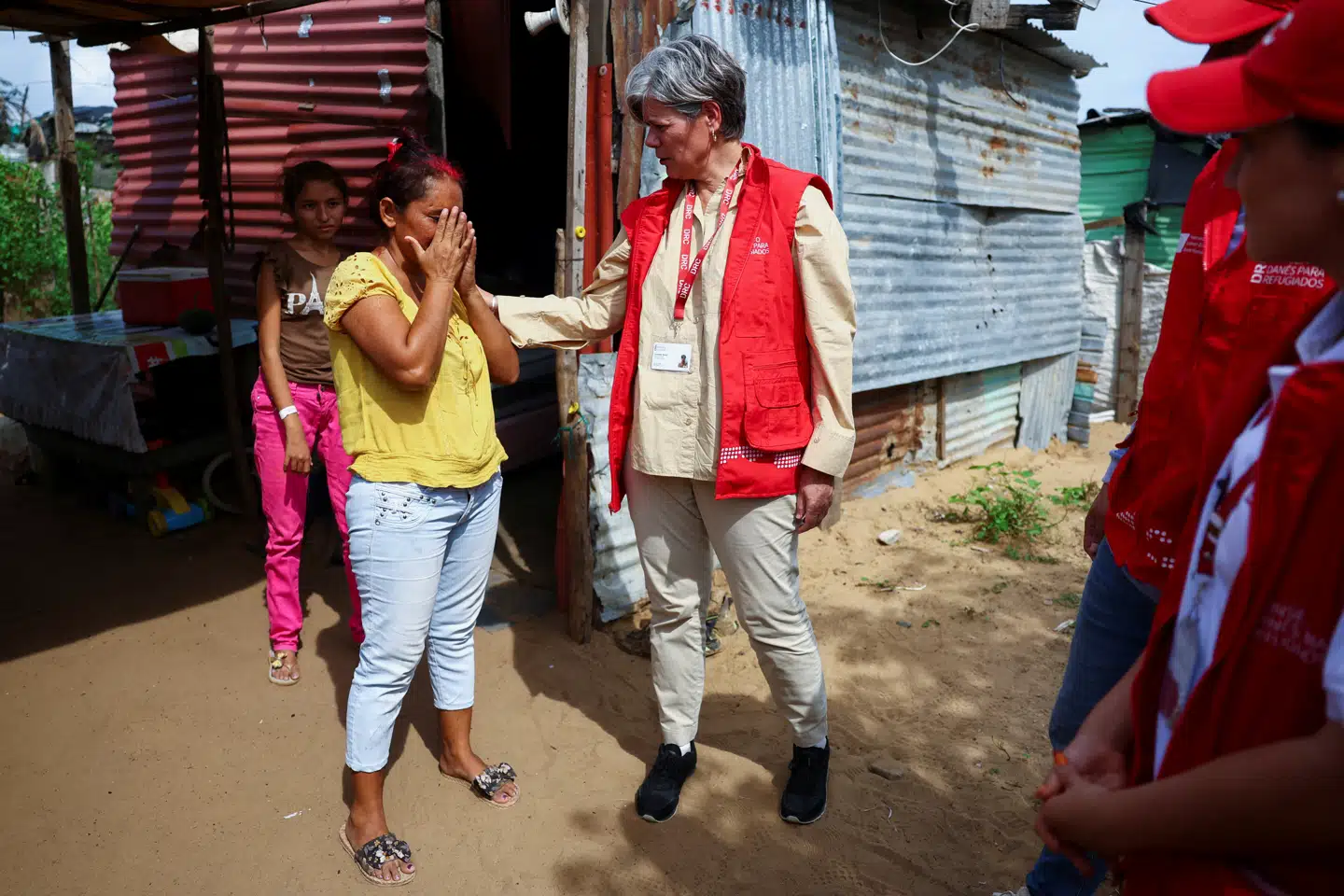 Raydelys Coromoto, en venezuelansk migrant, ses her sammen med Charlotte Slente, generalsekretær for Dansk Flygtningehjælp (DRC) under dennes besøg i Riohacha, Colombia 2. december 2024.