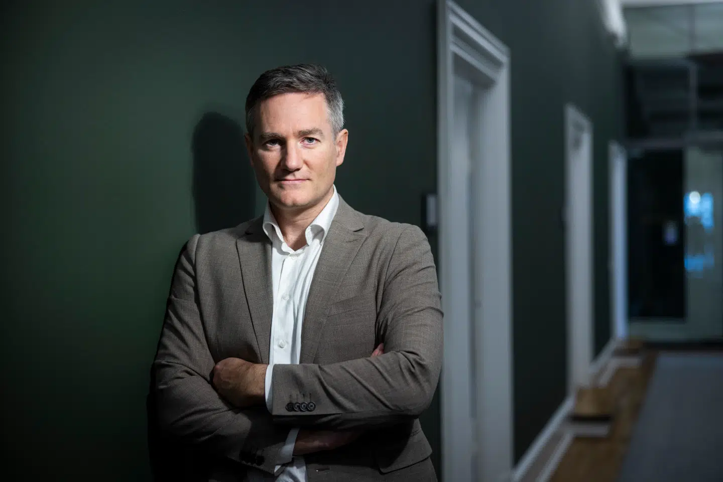 Rasmus Jarlov fra Det Konservative Folkeparti har blandt andet haft stor succes med en video på engelsk, hvor han forklarer det faktiske forhold mellem Grønland og Danmark.