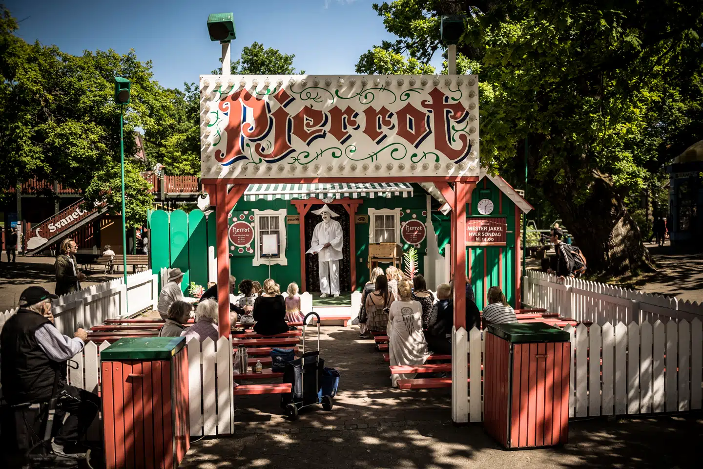 Dyrehavsbakken byder om under en måned sæsonens første gæster velkommen. Men det bliver uden forlystelsesparkens direktør igennem fire år, Ole Andersen, som er stoppet.