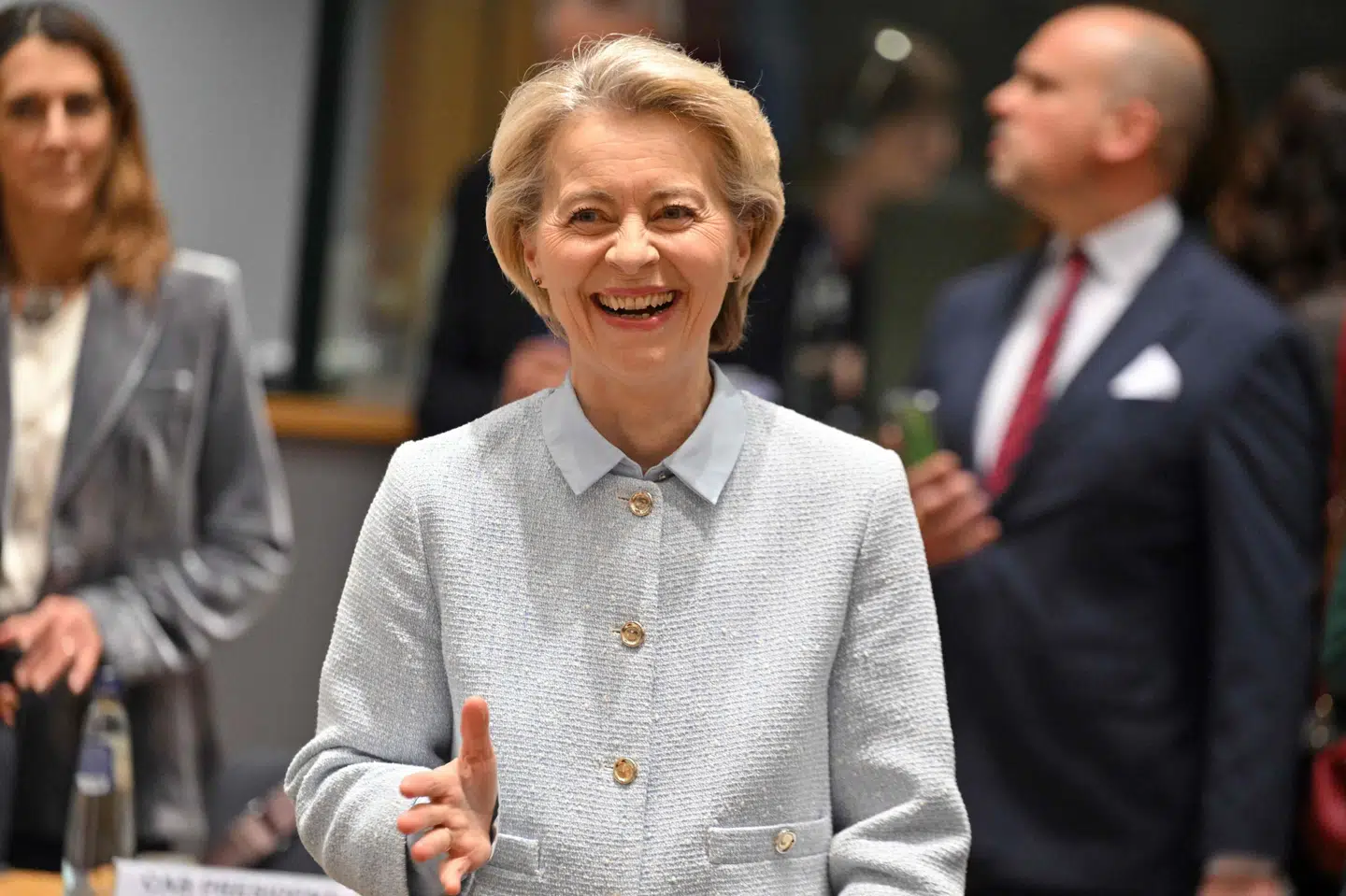 En smilende Ursula von der Leyen ankommer til donorkonference i Bruxelles.