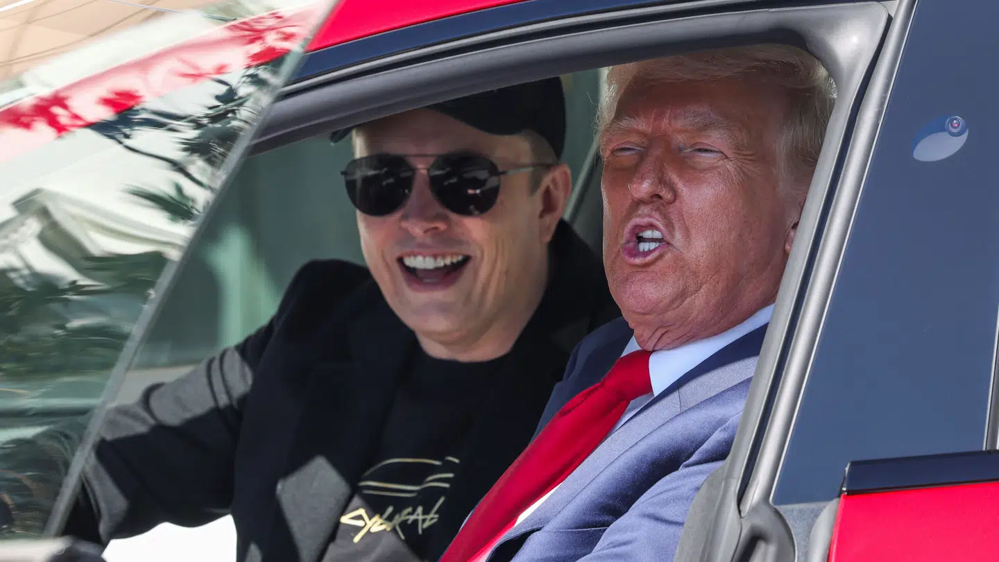 Her ses USAs præsident Donald Trump og storsmilende Elon Musk sammen prøvekøre en ny Tesla. Det er udmeldingerne fra dem, der især er skyld i manges boykot af amerikanske varer.
