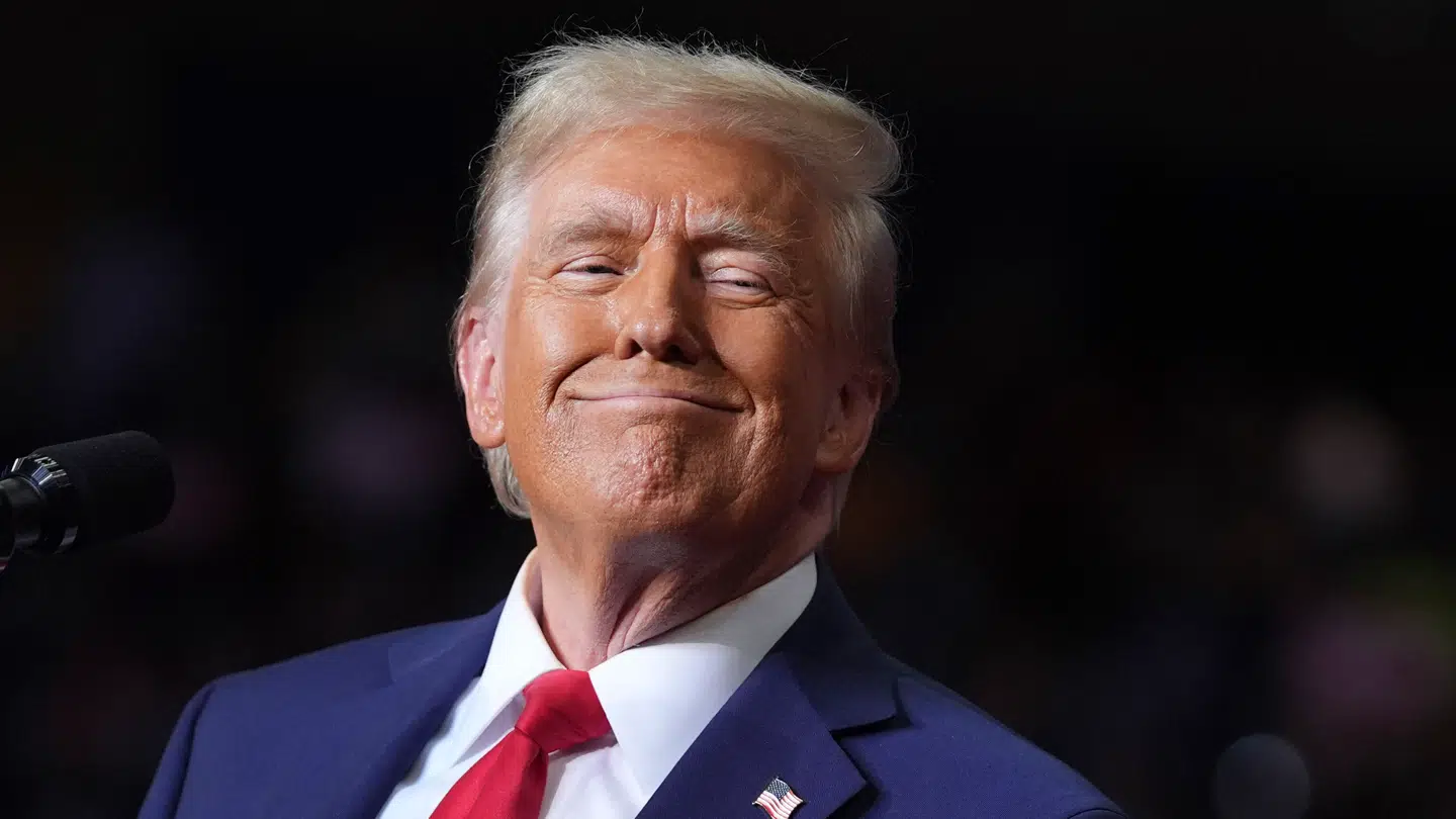 Nu lægger han dokumenterne frem.