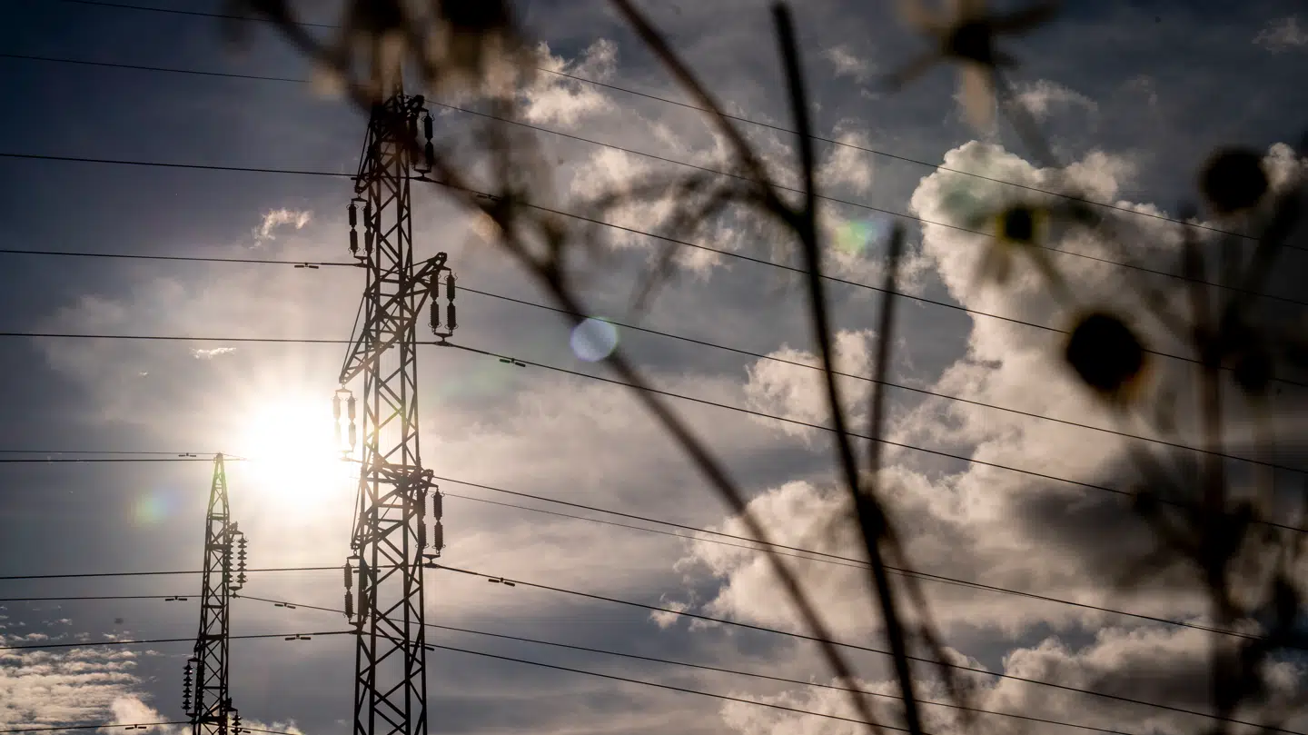 På grund af gunstige vejrforhold meget meget sol og vind, kommer elprisen tirsdag ekstremt langt ned.