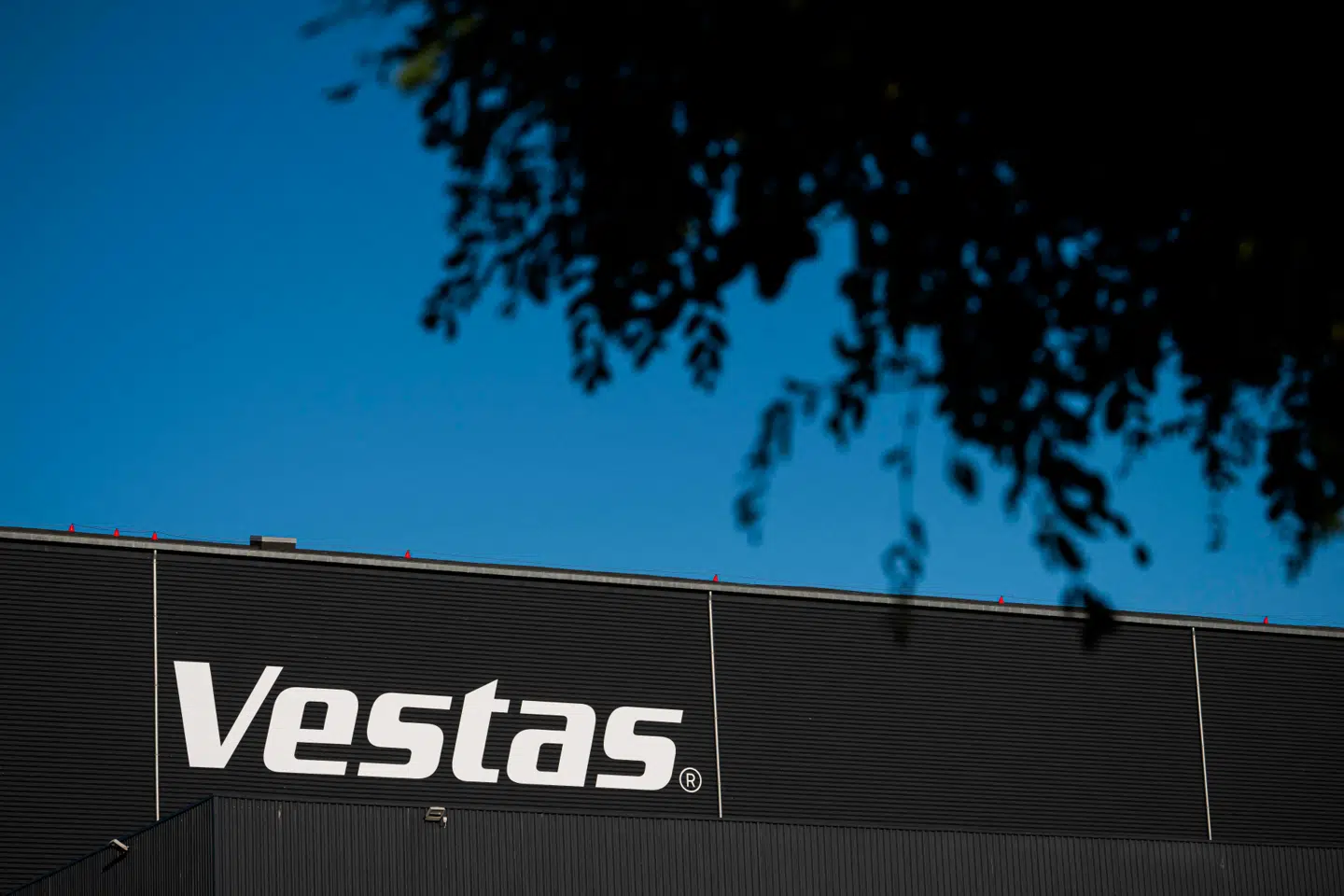 Vestas-aktien faldt mandag med otte procent efter dårligt nyt fra Senatet i USA. Onsdag stiger aktien igen.