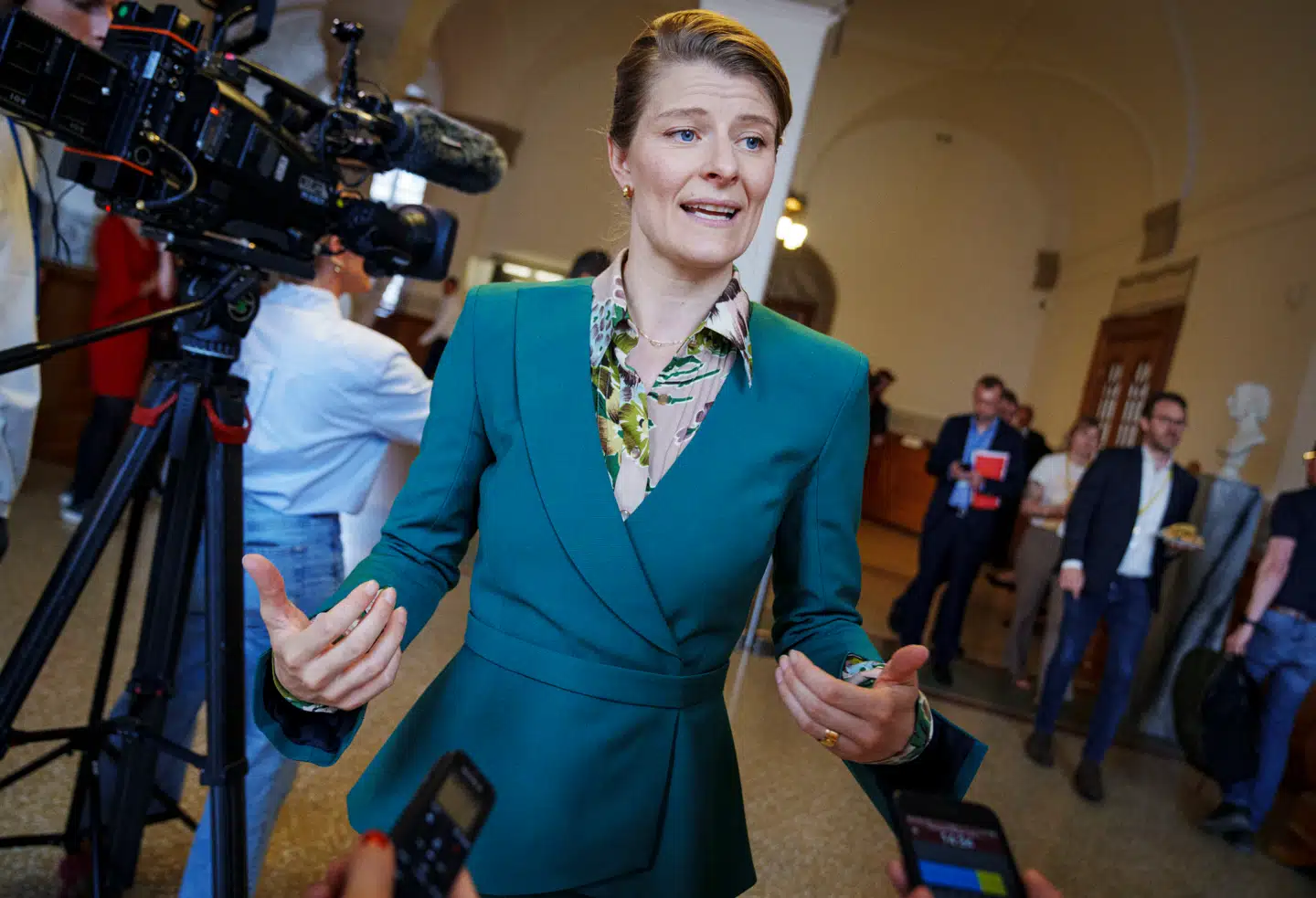 »Det er jo absurd, at min datter skal straffes, fordi jeg i en fireårig periode bidrog til folkeoplysningen i Danmark,« skriver Peter Tygesen. Her ses beskæftigelsesminister Ane Halsboe-Jørgensen (S).