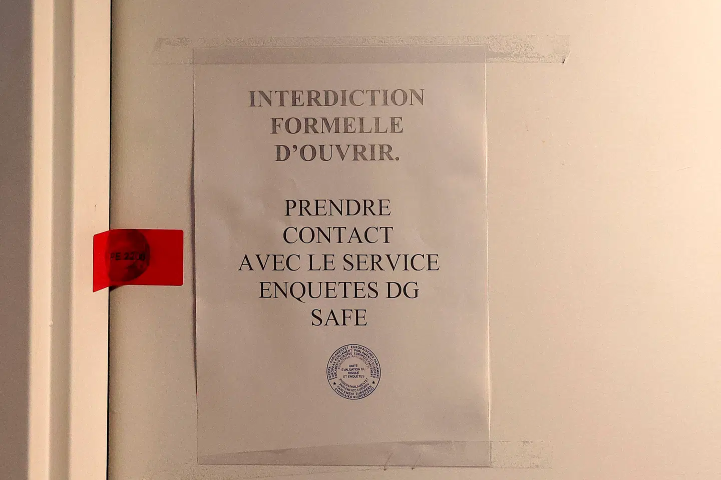 Kontorer i Europa-Parlamentet tilhørende parlamentariske assistenter fra en italiensk og bulgarsk delegation er indtil videre blevet afspærret af politiet.