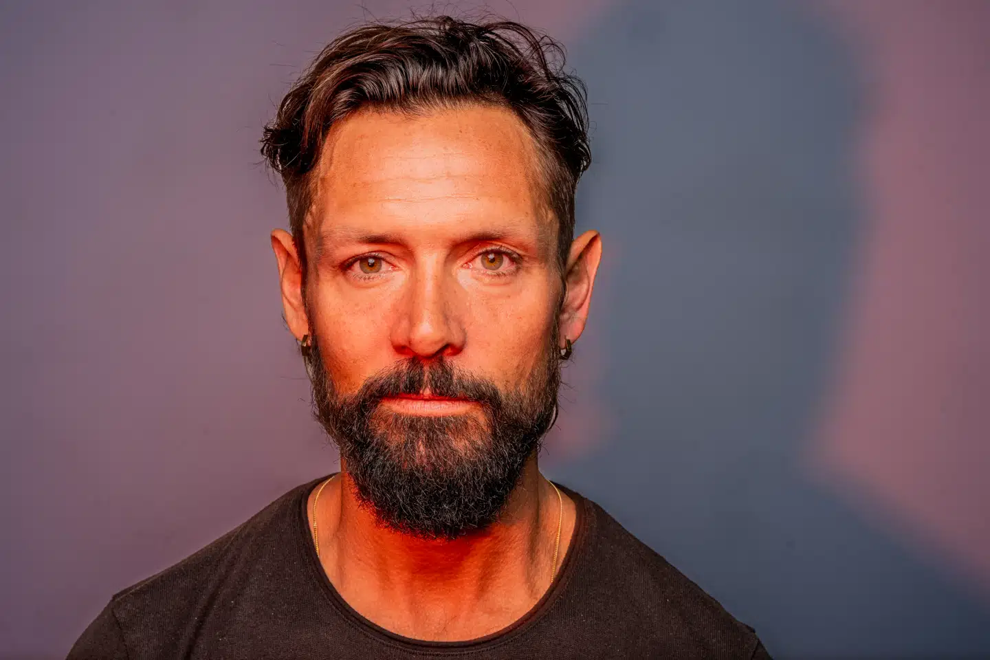 »Når man er udbrændt, tænker mange, at en ferie på et par uger kan fikse det. Det kan give et pusterum, men det løser sjældent det egentlige problem. Nogle gange kræver det noget større. En reel ændring,« siger iværksætter Mik Strøyberg.