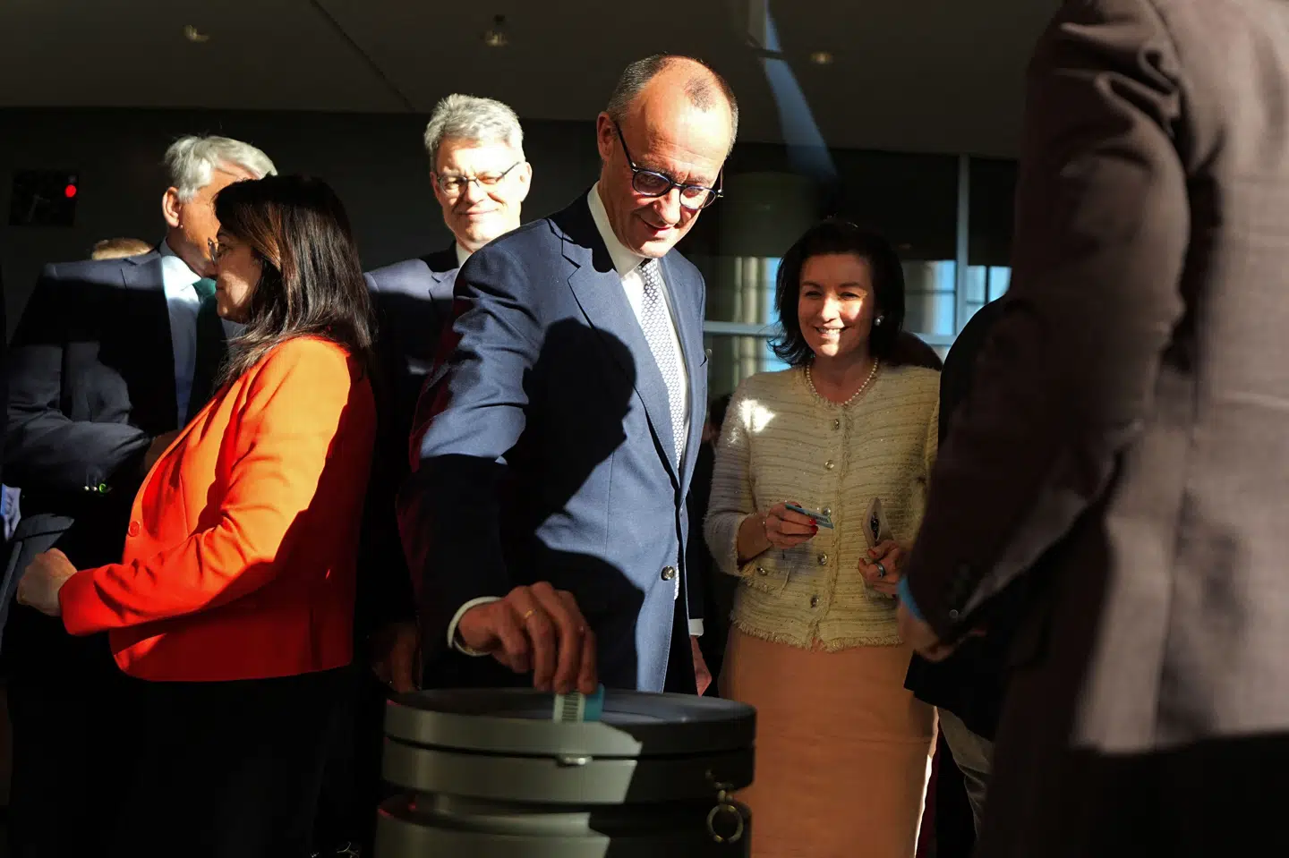 Lederen af det konservative parti CDU, Friedrich Merz, og hans parti stemte tirsdag for en forfatningsændring for at lempe gældsbremsen. I sin valgkampagne var politikeren udtalt imod forslaget.