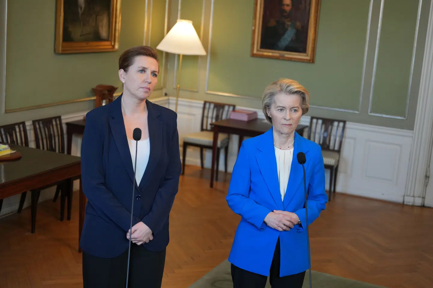 Statsminister Mette Frederiksen (S) og Europa-Kommissionens formand, Ursula von der Leyen, holder pressemøde på Hærens Officersskole på Frederiksberg Slot.