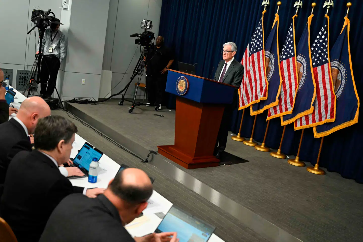 En halv times tid efter rentebeslutningens offentliggørelse skal Jerome Powell holde en tale, hvorefter journalisterne sidder klar til at sende en byge af spørgsmål mod Fed-formanden.