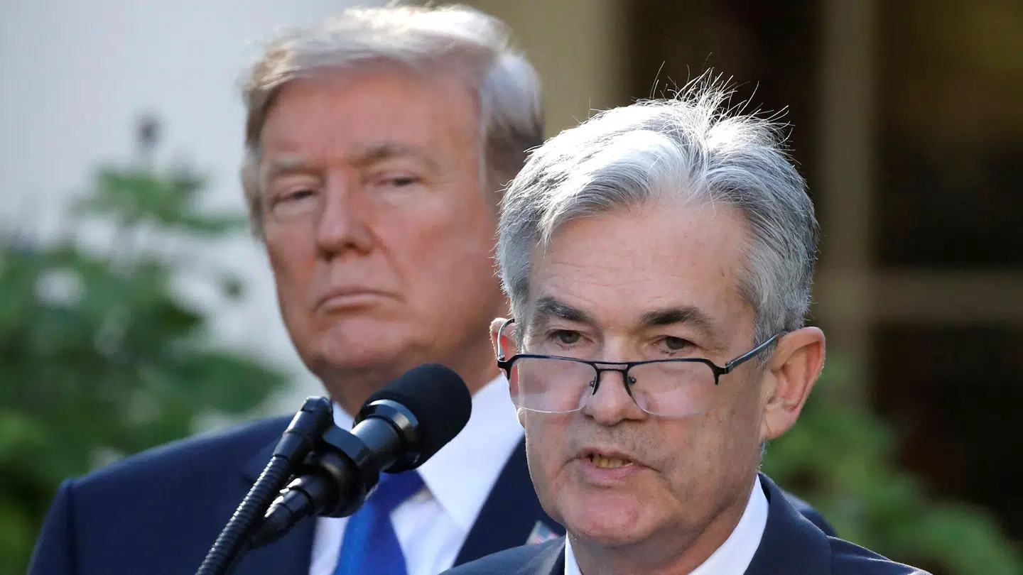 Det var Donald Trump selv, som i 2017 nominerede Jerome Powell til stillingen i spidsen for den amerikanske centralbank, som Powell tiltrådte i 2018.
