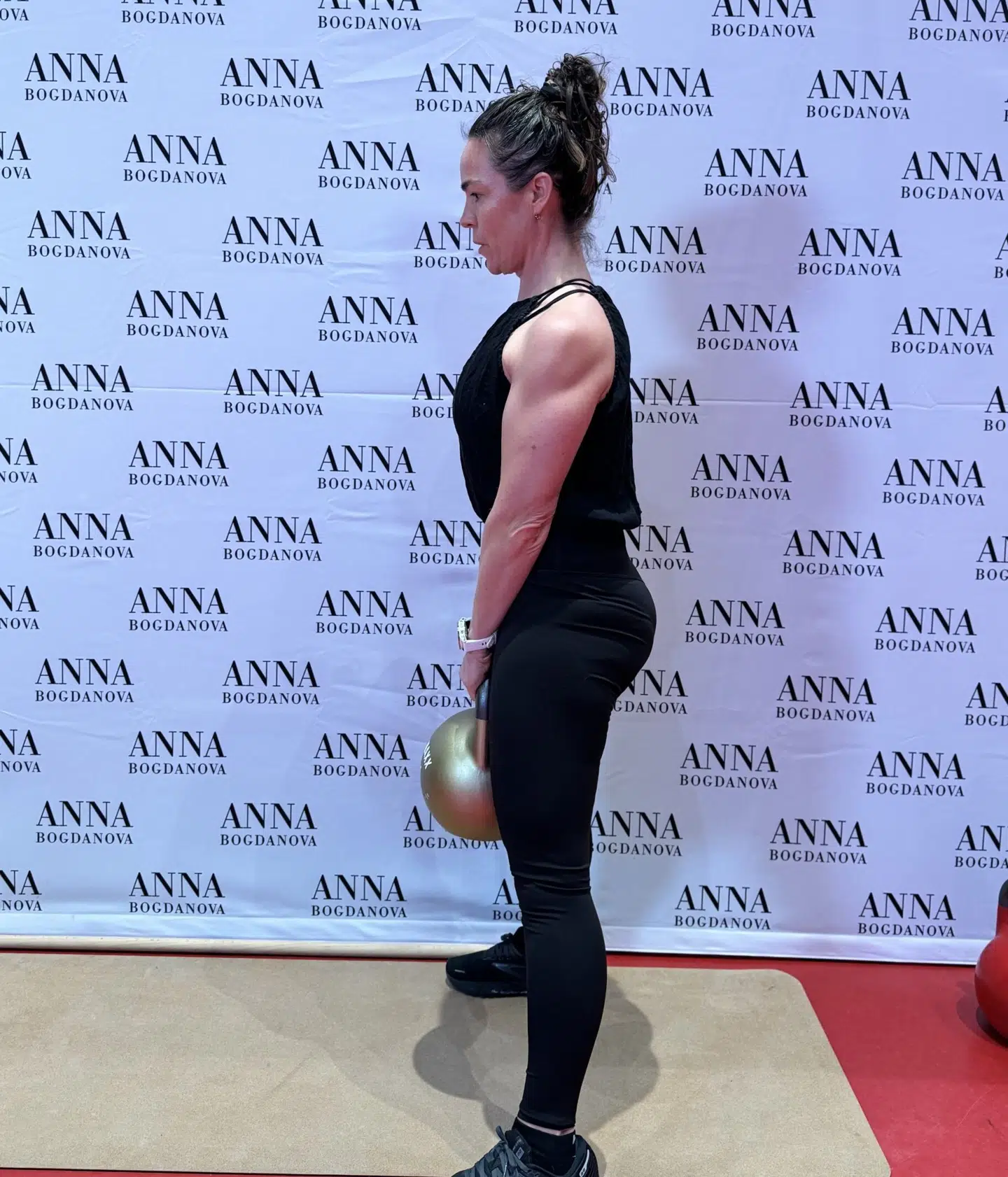 Joy oplever, at en stærkere krop, der ikke er overanstrengt, giver det bedste resultat. Derfor træner hun ofte, men aldrig for længe ad gangen. Hun har fået hjælp af træningsekspert Anna Bogdanova, der specifikt har fokus på træningsprogrammer på 5-15 minutter.