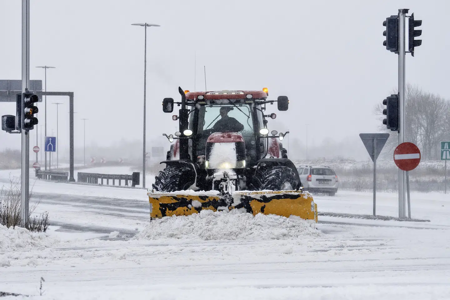Vejdirektoratet ønsker at tiltrække flere bud, så der bliver større konkurrence om opgaven med snerydning og saltning. (Arkivfoto).