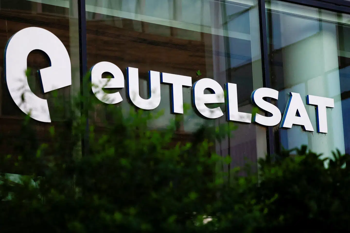 Eutelsats netværk af satellitter over Europa distribuerer massevis af tv-kanaler, herunder adskillige russiske propagandakanaler, hvilket flere nu vil have endeligt standset.