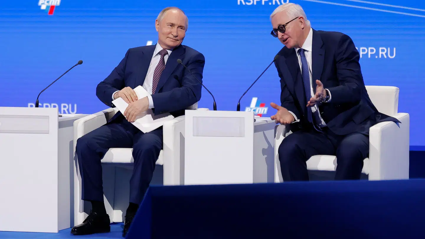 Vladimir Putin (tv.) i samtale med Alexander Shokhin på scenen i Moskva.
