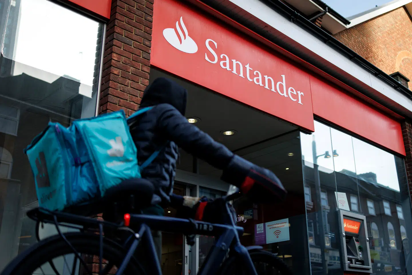 Santander Bank skærer drastisk ned i Storbritannien.