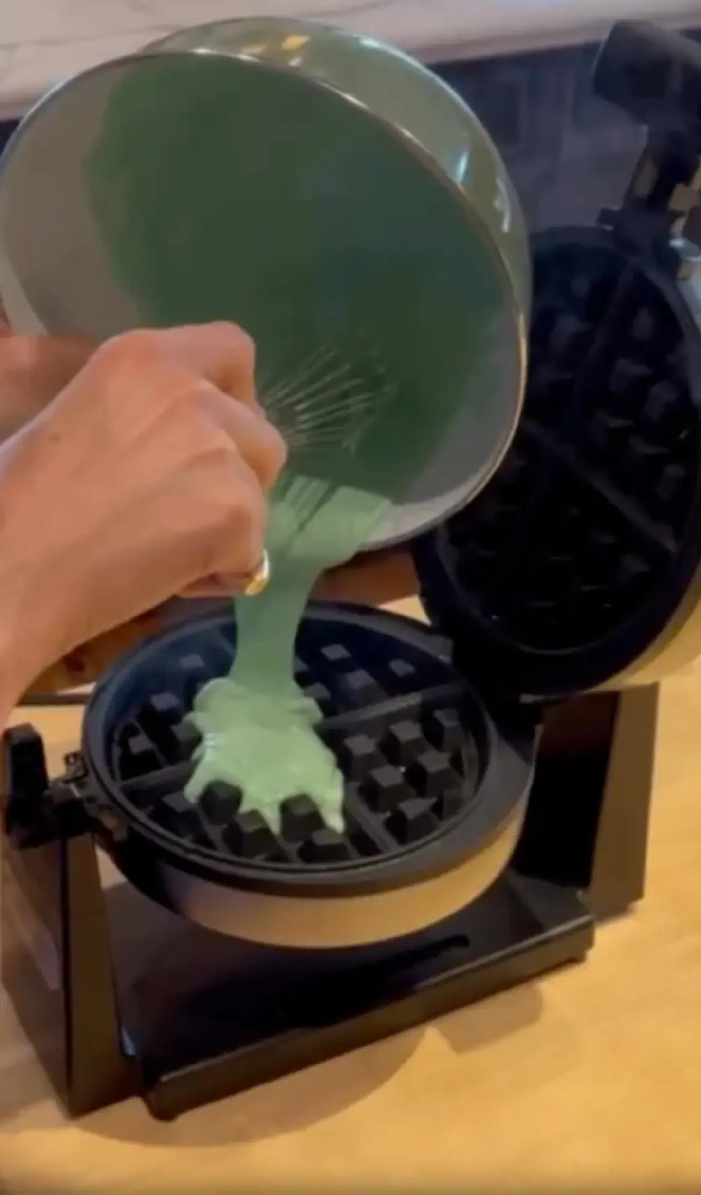 Hertuginde Meghan Markle beskyldes for at have snydt med vaflerne – og for de sociale mediers skyld at have fået det til at se ud som om, hun selv har lavet vafler til sine royale børn. Foto: meghan/Instagram