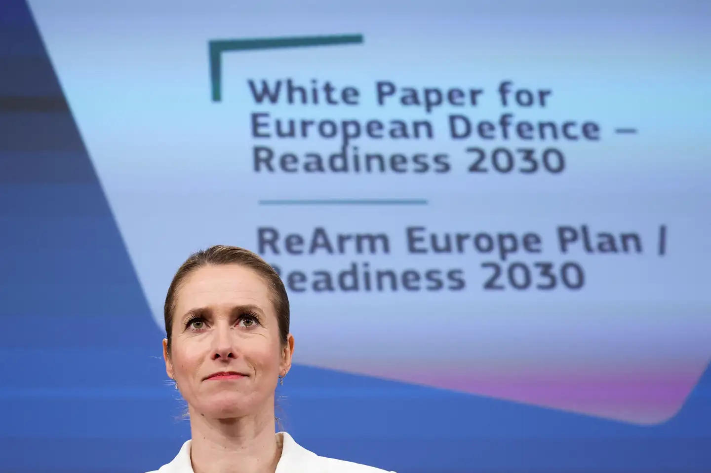 EU's udenrigschef, Kaja Kallas, mener, at EU-landene har en stor fordel i, at de kan gå sammen om at købe ind til oprustning af Europa. Dermed kan pengene række længere, siger hun på pressemøde.