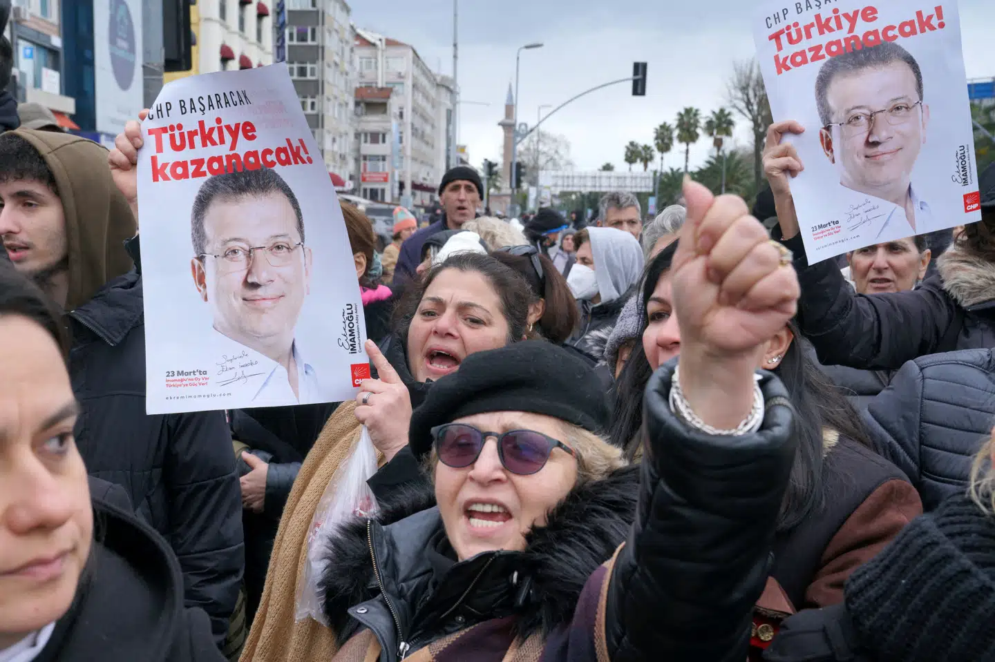 Støtter af Istanbuls borgmester, Ekrem Imamoglu, demonstrerer i Istanbul onsdag tæt på byens politistation.