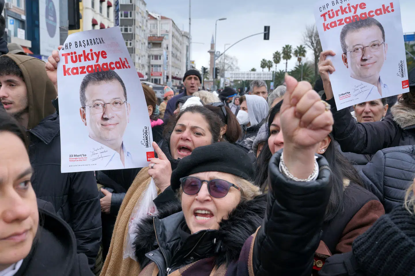 Støtter af Istanbuls borgmester, Ekrem Imamoglu, demonstrerer i Istanbul onsdag tæt på byens politistation.